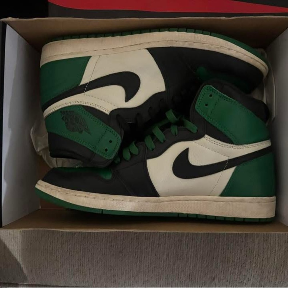 Nike Men's Green, Black, and White Sneakers